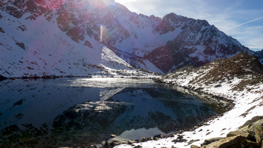 Plus haut, le second lac profite encore du soleil